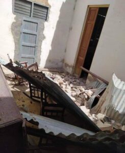 Patio interno con escombros y estructuras colapsadas