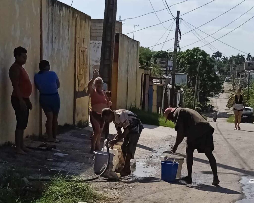 Personas trabajando y conversando en calle soleada