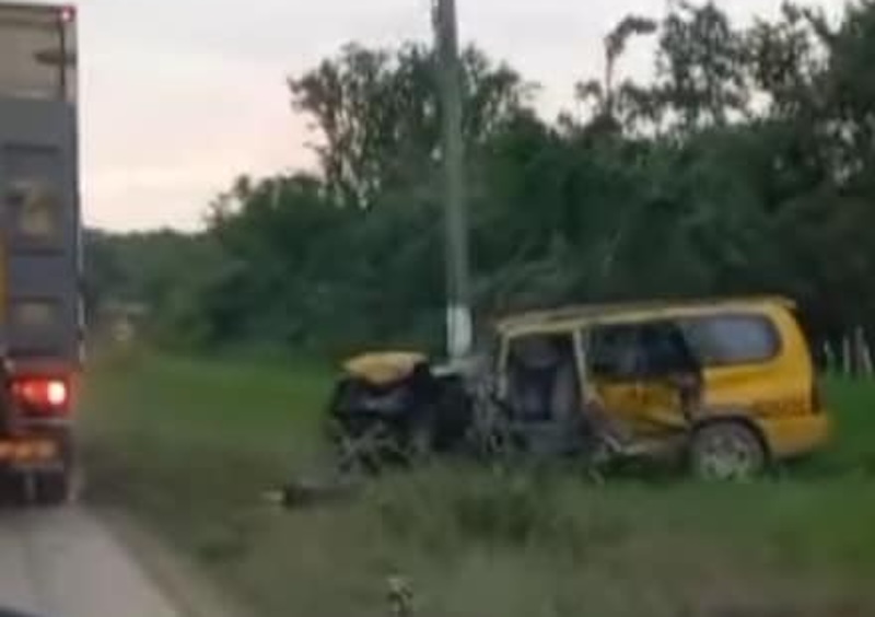 Furgoneta amarilla accidentada al lado de carretera