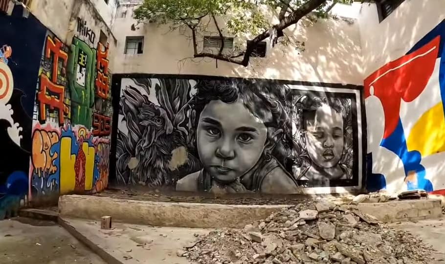 Mural urbano con retratos realistas de niños