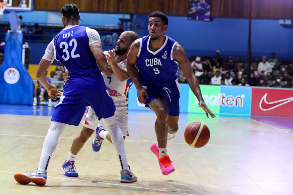 Jugadores de baloncesto en partido internacional
