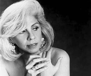 Mujer elegante con joyas mirando reflexiva