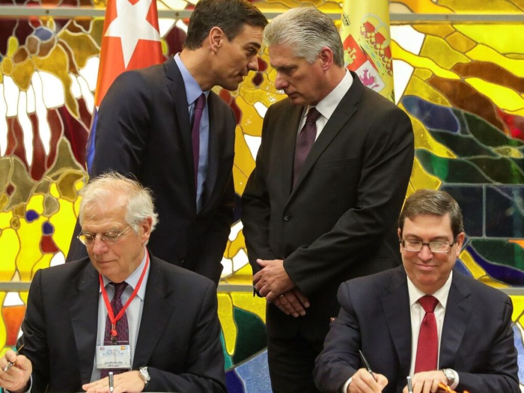 Cuatro políticos conversan en evento internacional