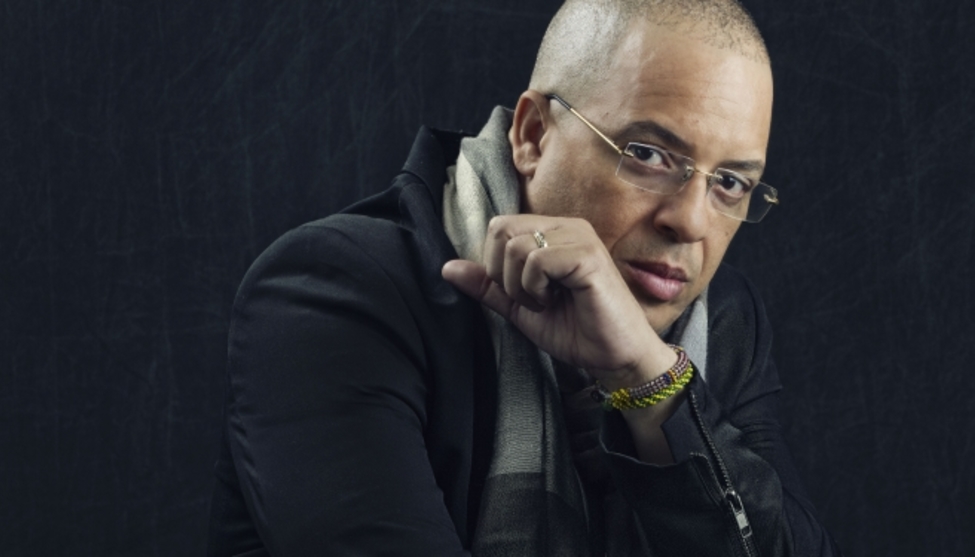 Hombre calvo con gafas posando seriamente