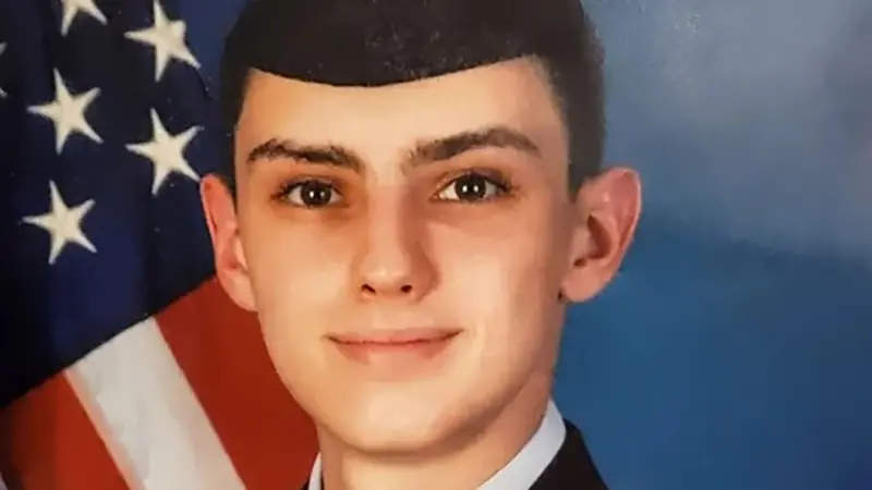 Joven sonriendo con fondo de bandera estadounidense