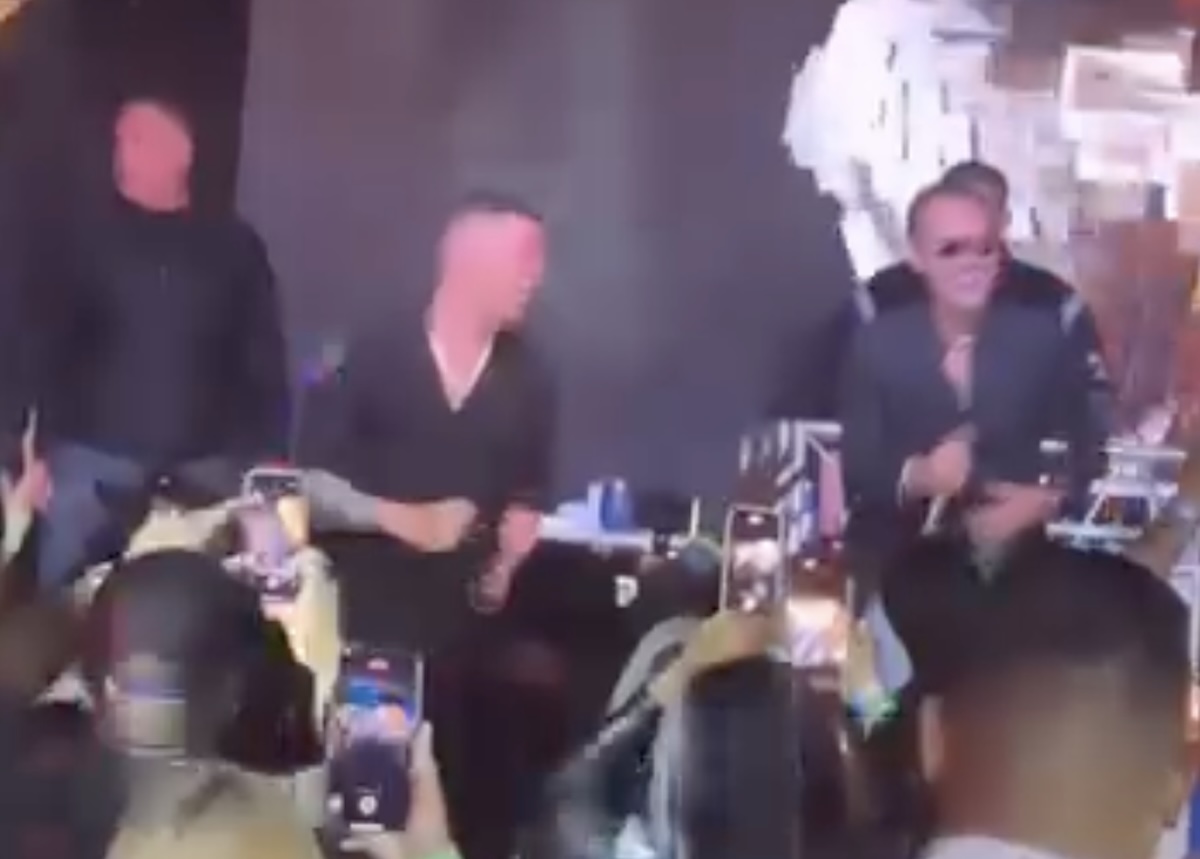 Hombres tocando guitarra en concierto ante público