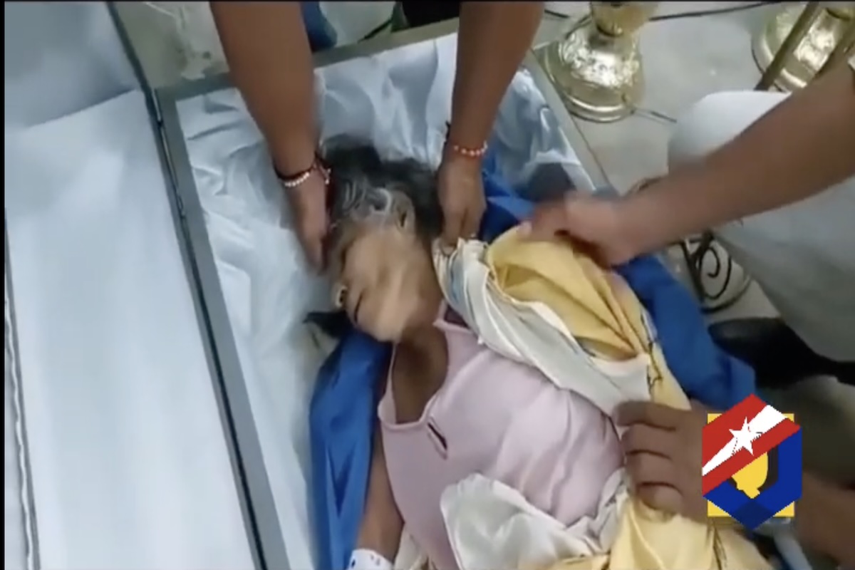 Mujer mayor en camilla siendo atendida