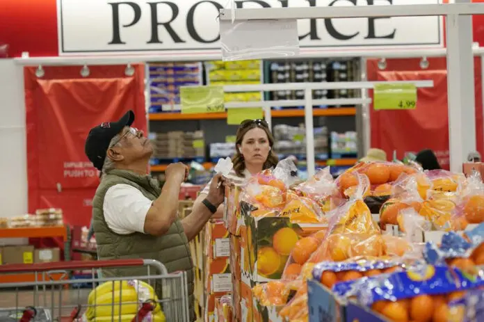 Persona mirando productos en supermercado
