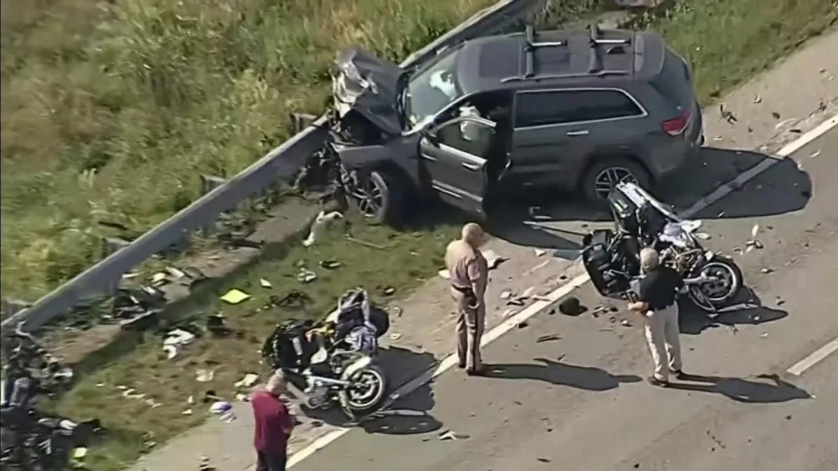 Accidente grave con coche y moto en carretera