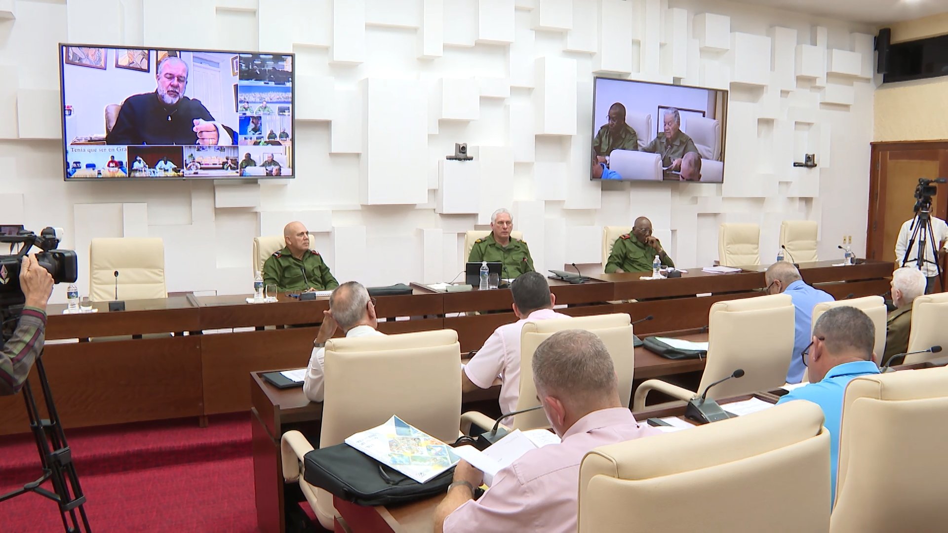 Reunión de oficiales militares con videollamadas