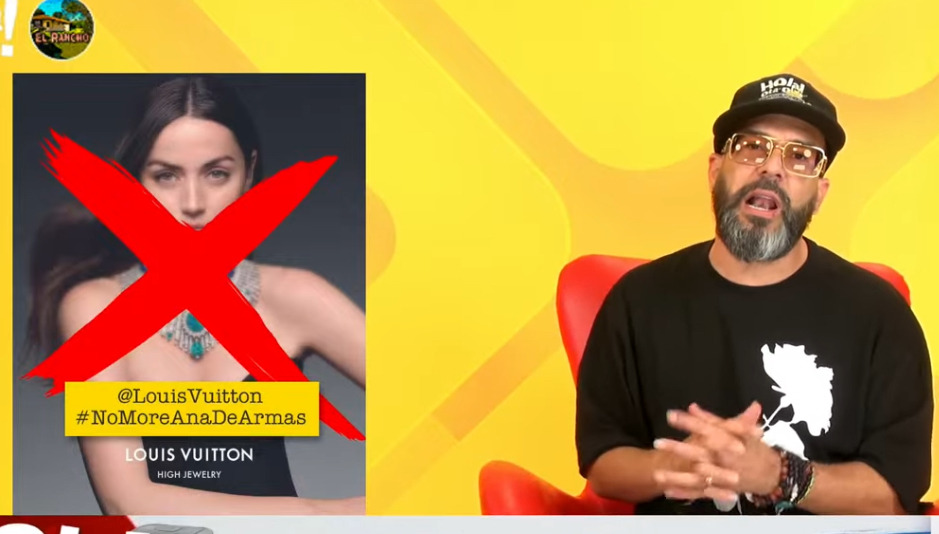 Hombre hablando, anuncio con logo censurado