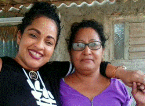 Dos mujeres sonriendo, una abraza a la otra