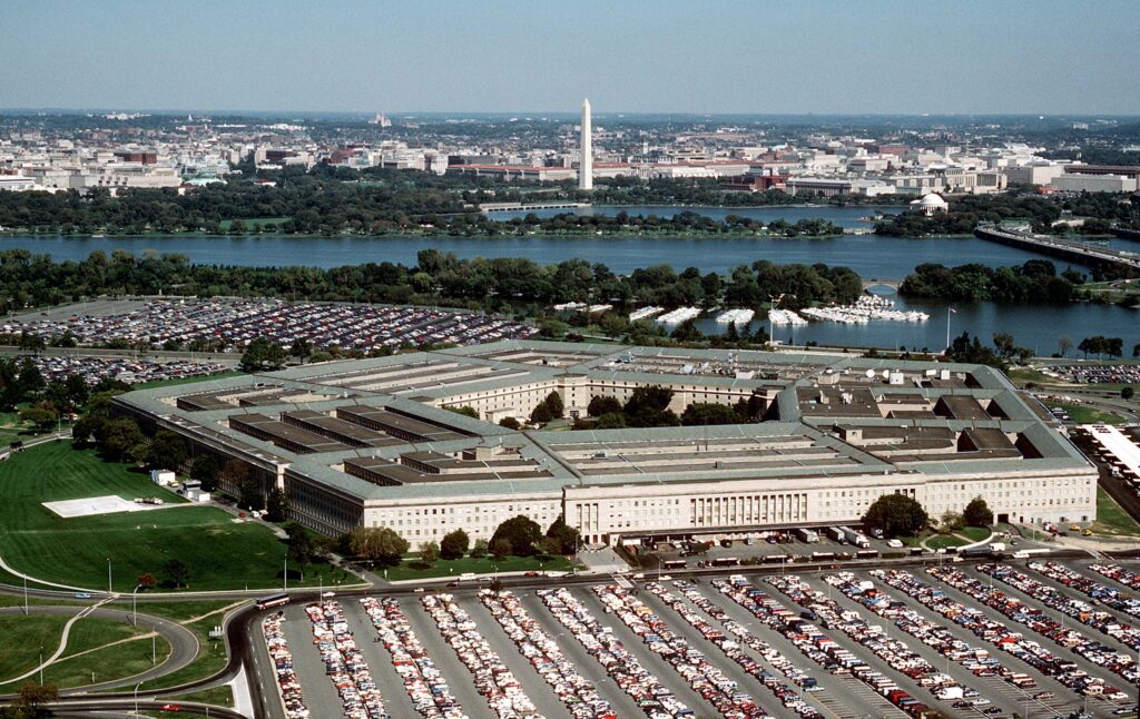 Vista aérea del Pentágono y monumentos en Washington D.C.