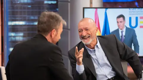 Dos hombres charlando animadamente en un programa de TV