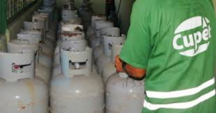 Trabajador supervisando cilindros de gas Cupet