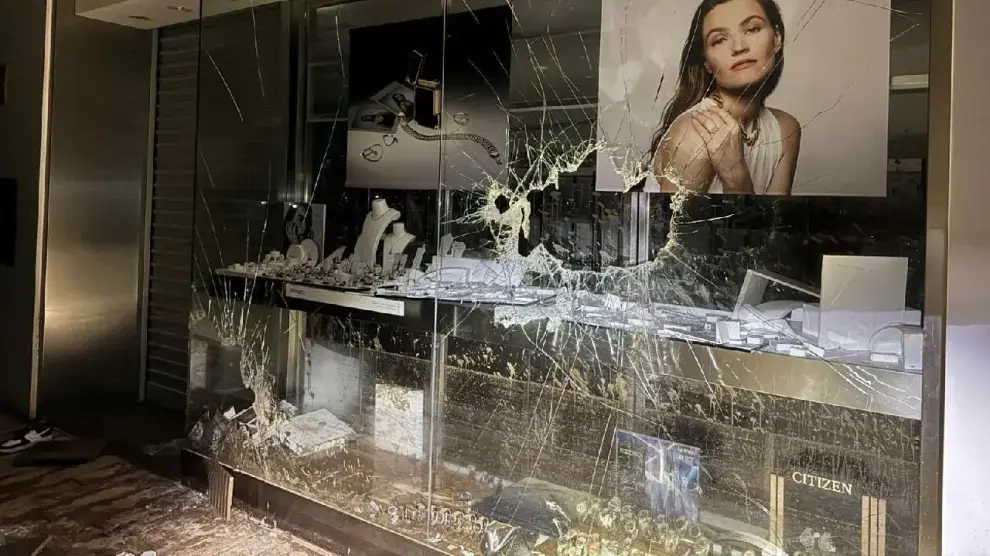 Escaparate de tienda de lujo destrozado