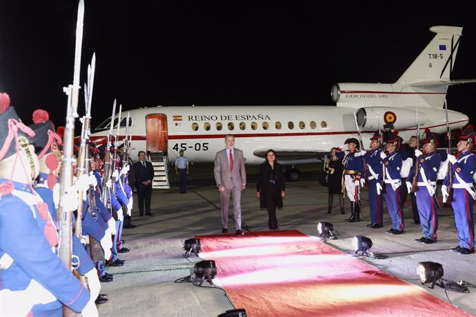 Recepción oficial nocturna con avión y guardia de honor