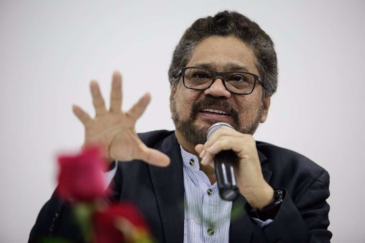 Hombre gesticultando mientras habla en micrófono