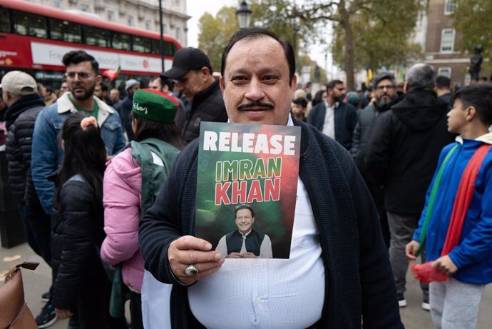 Hombre sostiene cartel 'Release Imran Khan'