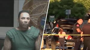 Hombre detenido y bomberos trabajando en accidente