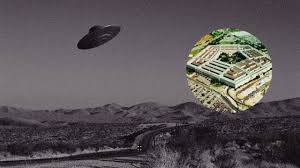 Montaje con OVNI y ciudad flotante sobre paisaje