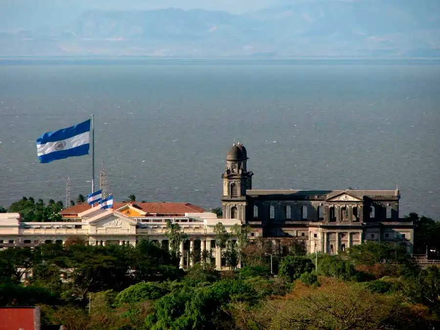 Palacio y bandera de Nicaragua frente a lago