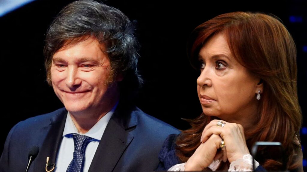 Hombre sonriente junto a mujer seria