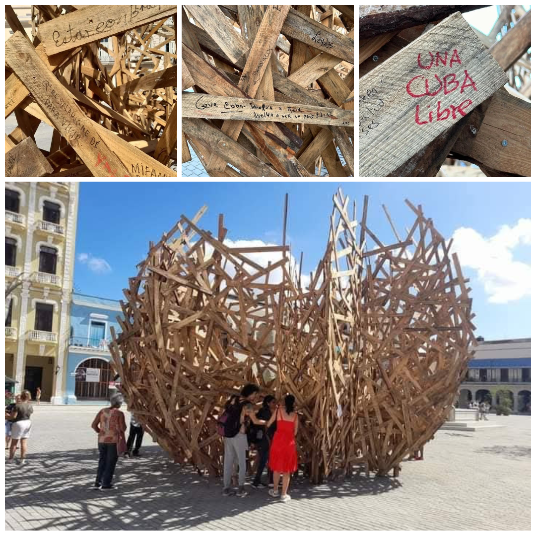 Estructura de madera con mensajes en espacio público