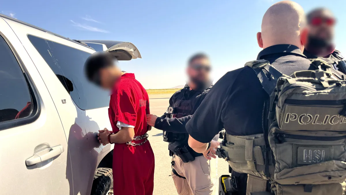 Agentes policiales deteniendo a hombre esposado cerca de coche