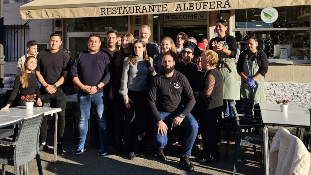 Grupo de personas sonriendo frente a restaurante Albufera