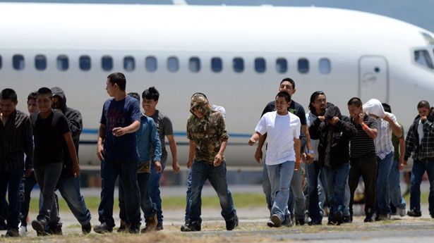 Grupo de hombres caminando cerca de un avión