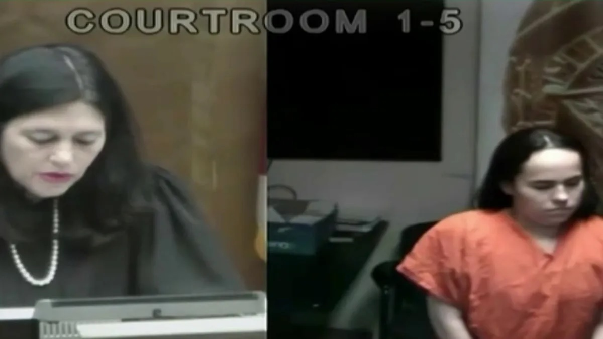 Juez y acusada en sala de tribunal.