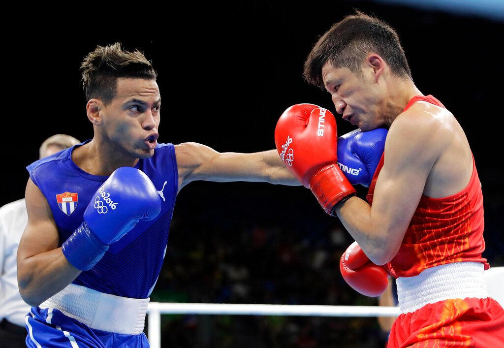Boxeadores en combate olímpico