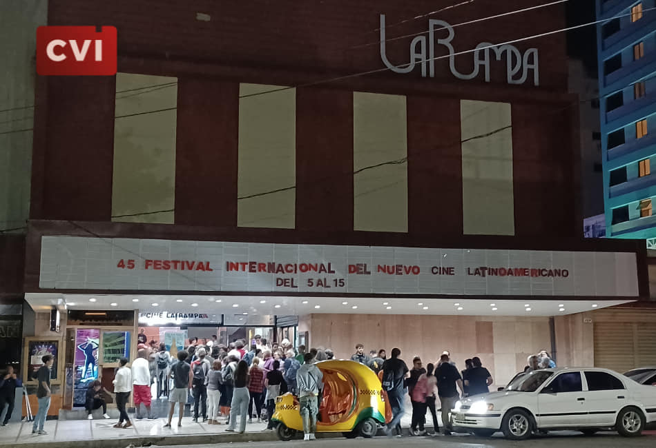 Gente frente al cine Larunda en festival de cine