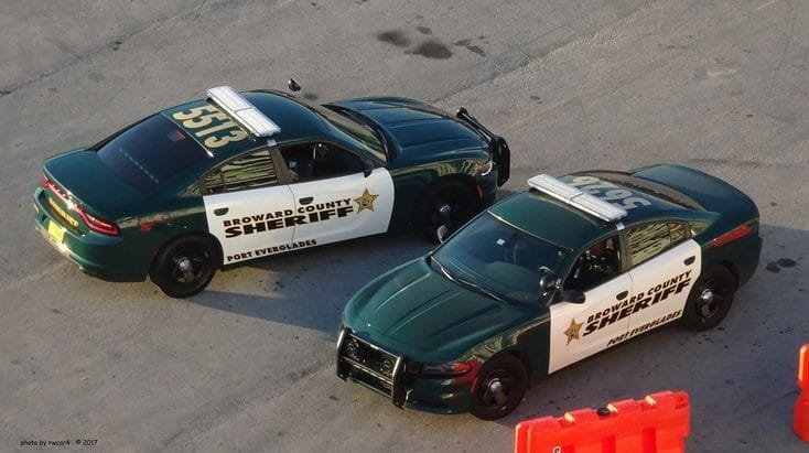 Coche patrulla del sheriff en estacionamiento
