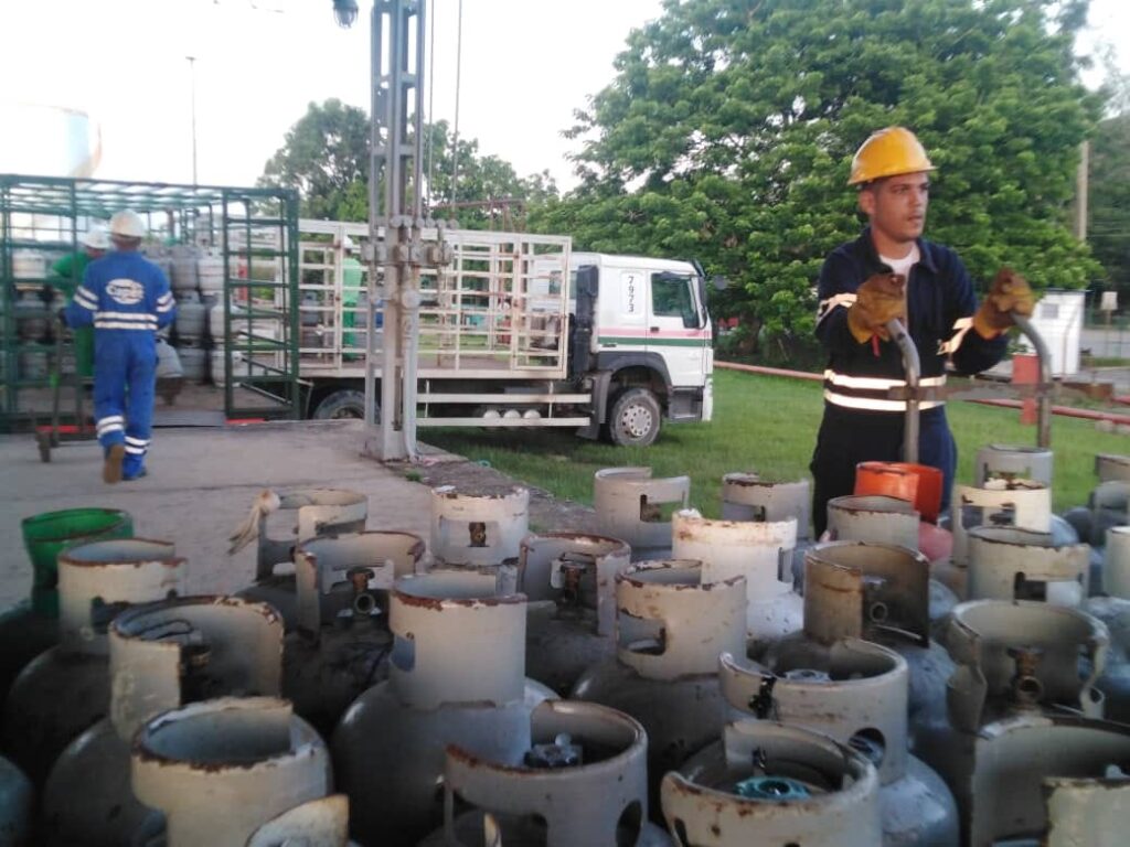 Trabajadores manipulando cilindros de gas