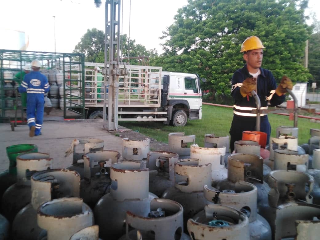Trabajadores manipulando cilindros de gas