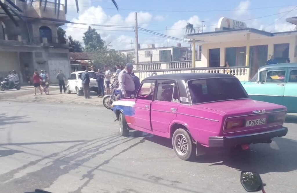 Coche rosa parado en calle urbana concurrida