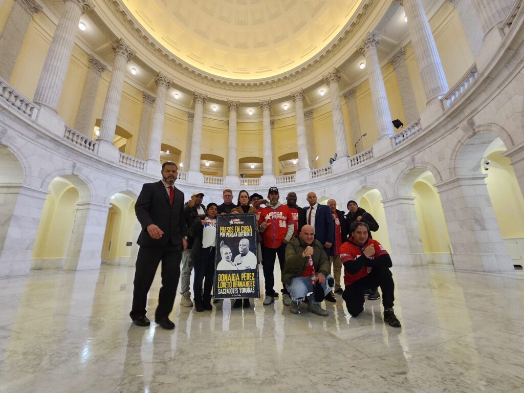 Grupo con pancarta protesta en edificio gubernamental
