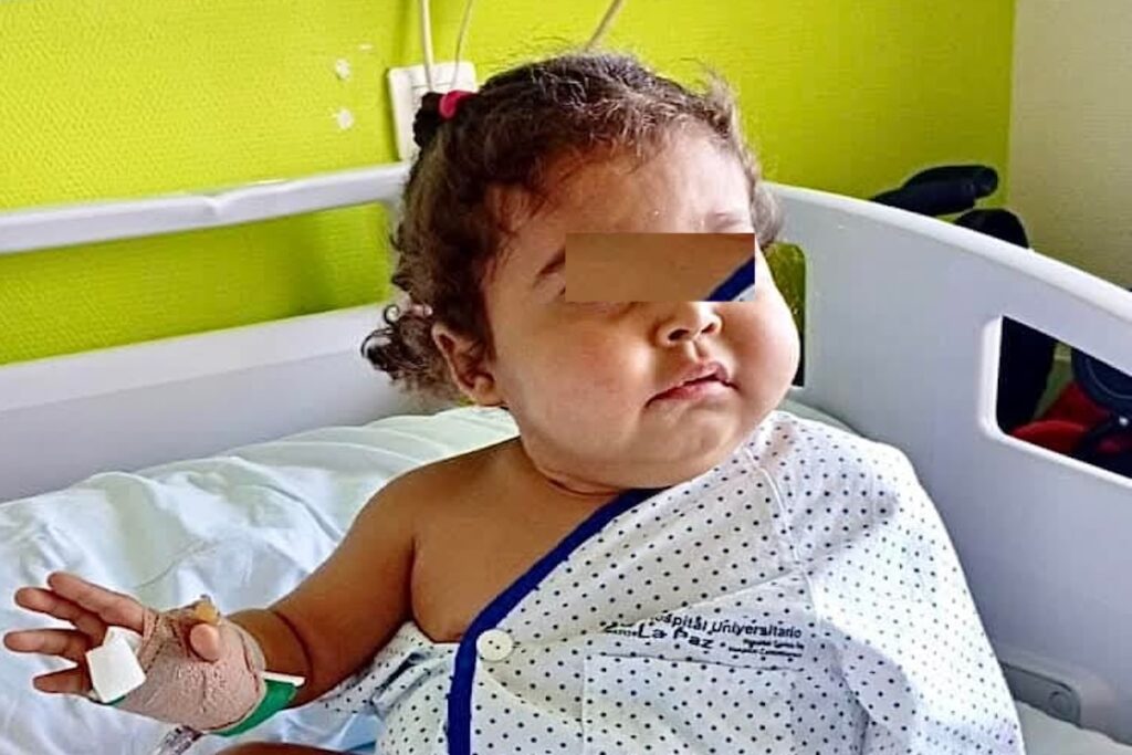 Niña pequeña en hospital con venda en mano