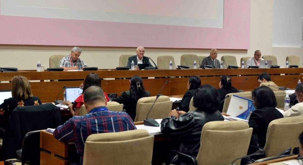 Conferencia con ponentes y público en sala amplia