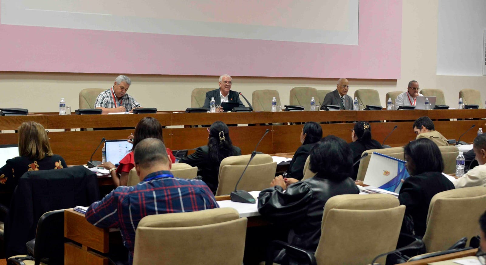 Conferencia con ponentes y público en sala amplia