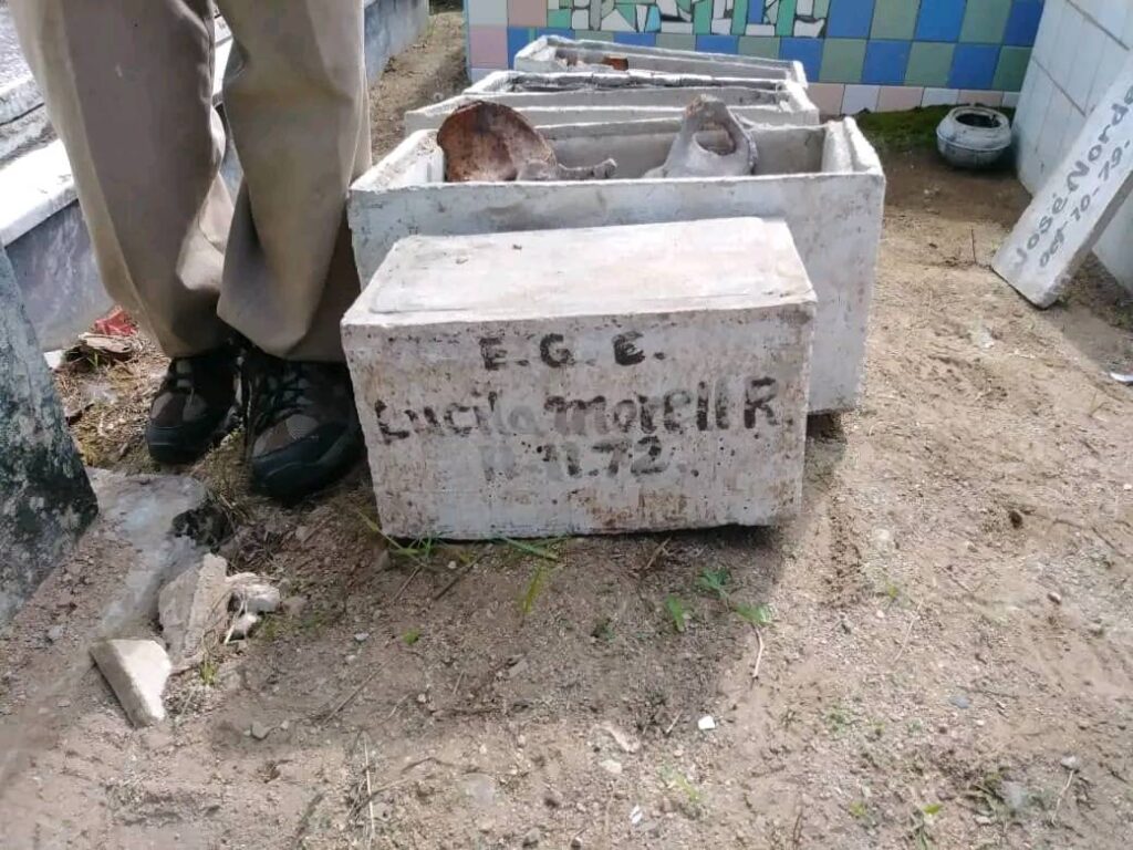 Bloques de cemento con inscripciones en suelo arenoso