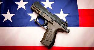 Pistola sobre bandera de Estados Unidos