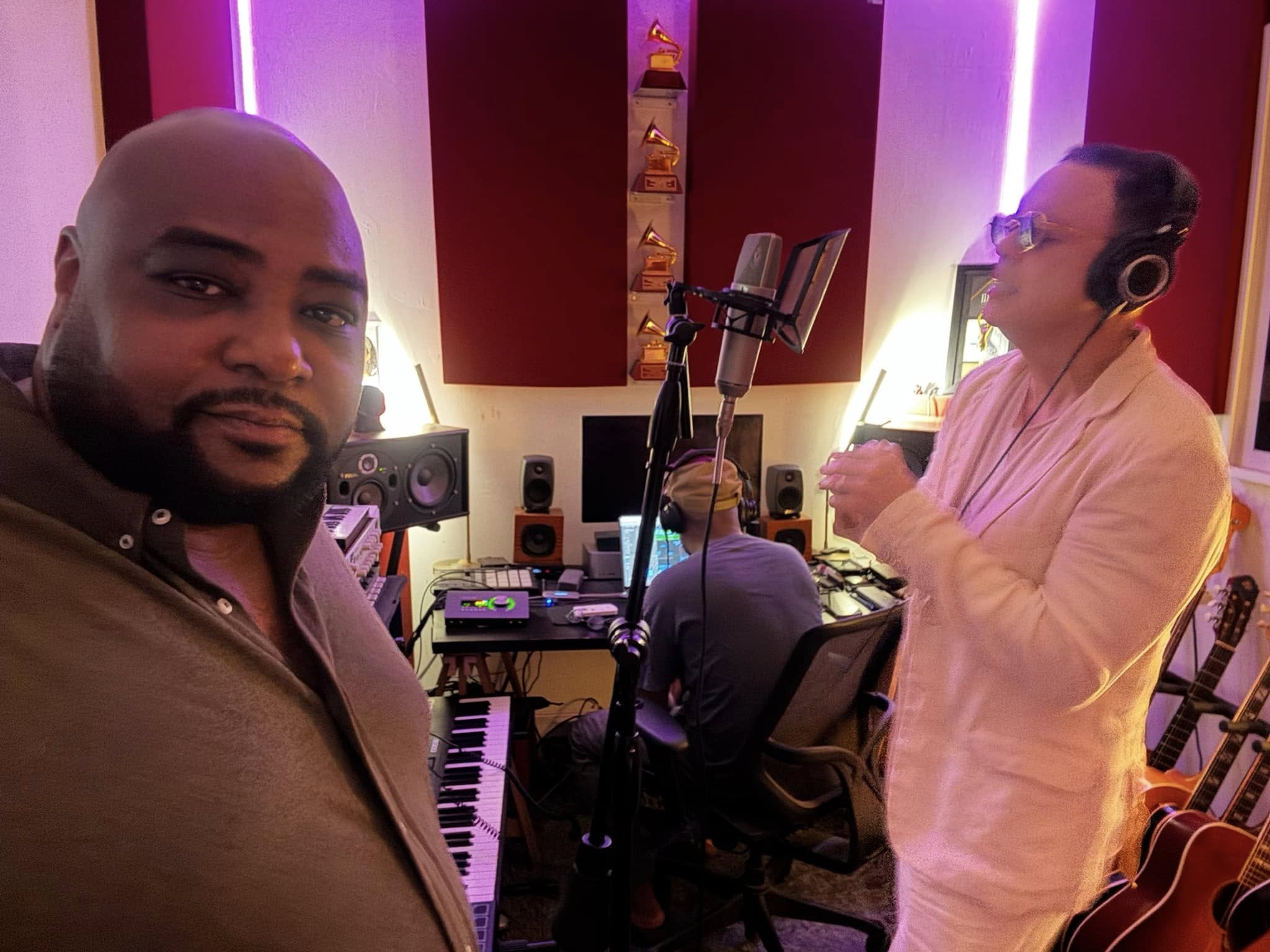 Dos hombres en estudio de grabación con instrumentos