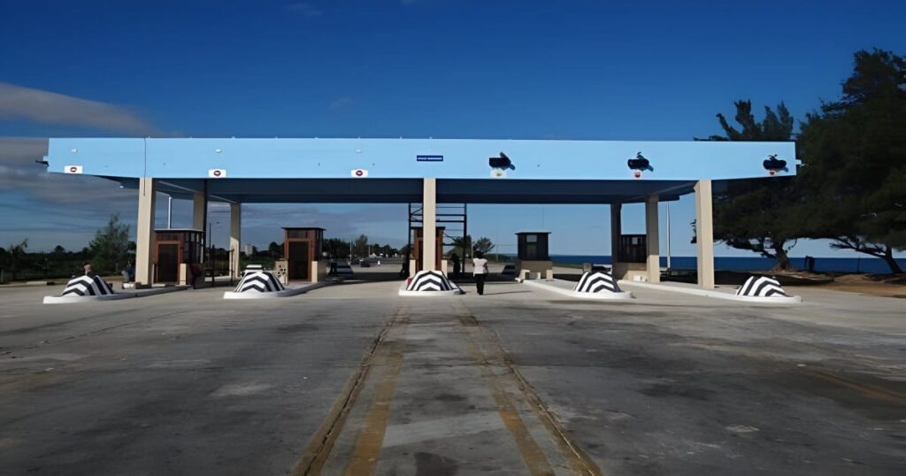 Peaje desértico con cielo azul y árboles