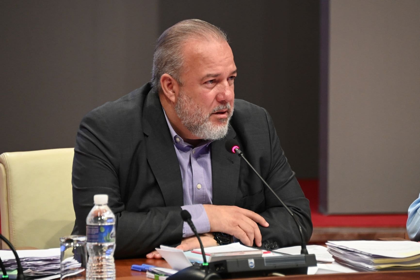 Hombre en debate con micrófono