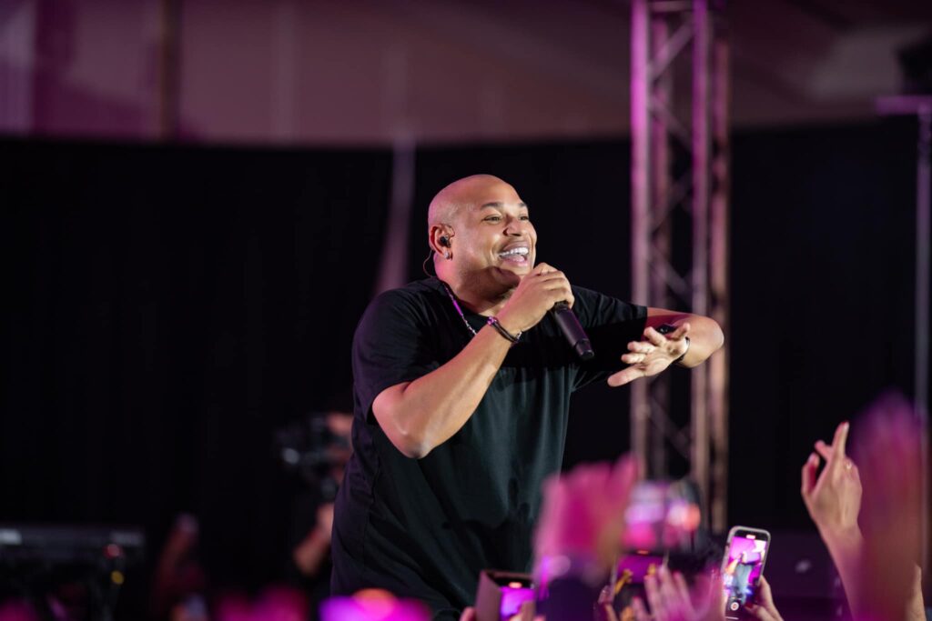 Cantante actuando en vivo frente a público