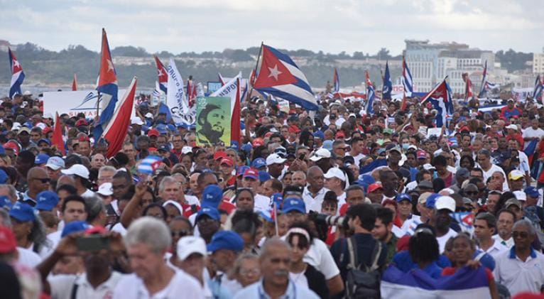 Multitud con banderas en evento público