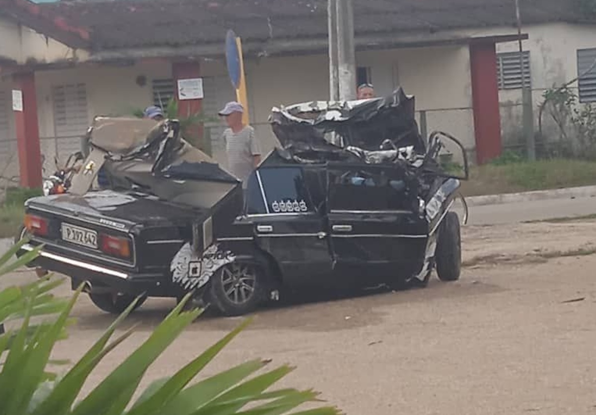 Coche negro severamente dañado en carretera